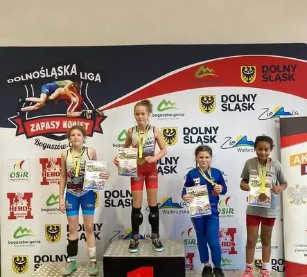 Brązowe medale zawodniczek UKS Dwójka Milicz w Dolnośląskiej Lidze Zapaśniczej