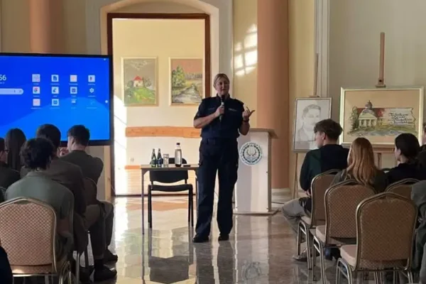 Policjantka z Milicza edukuje uczniów Technikum Leśnego o handlu ludźmi i hejcie