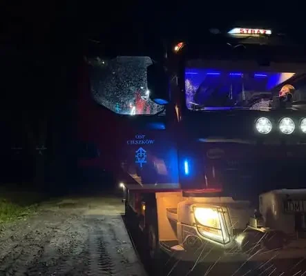 Zwisający przewód energetyczny w Cieszkowie — interwencja strażaków OSP