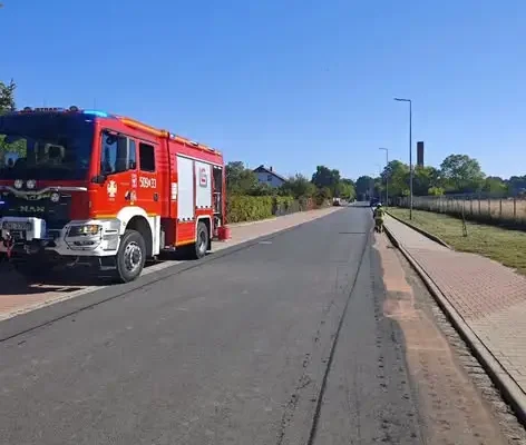Plama substancji ropopochodnej w Miliczu — akcja strażaków trwała około dwóch godzin