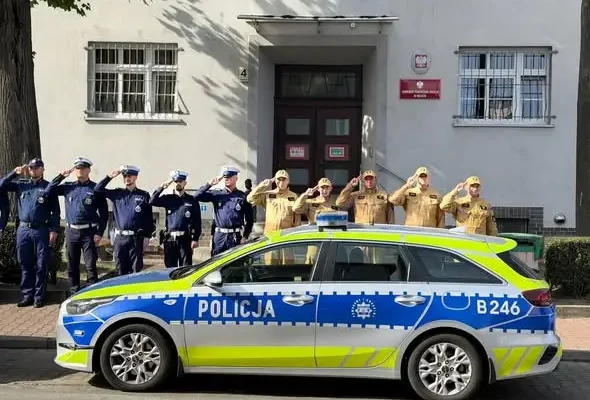 Miliccy strażacy i policjanci oddali hołd podkom. Natanowi Sieroniowi
