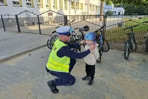Bezpieczny rowerzysta: miliccy policjanci rozdawali dzieciom kaski ochronne