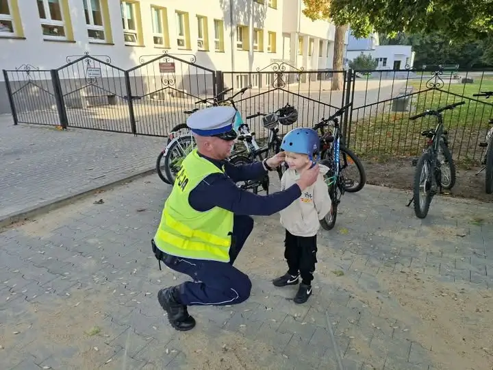Bezpieczny rowerzysta: miliccy policjanci rozdawali dzieciom kaski ochronne