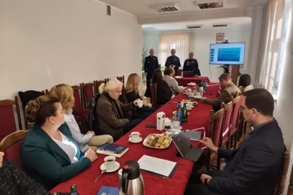 Milicz: policja i dyrektorzy szkół o bezpieczeństwie w placówkach oświatowych