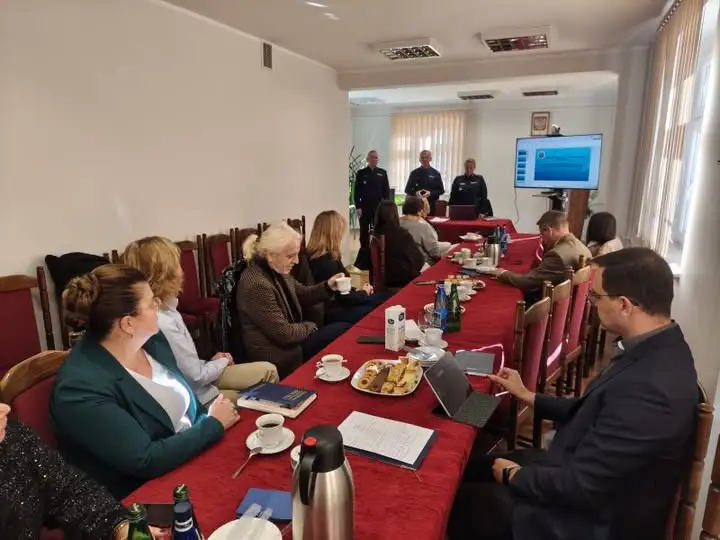Milicz: policja i dyrektorzy szkół o bezpieczeństwie w placówkach oświatowych