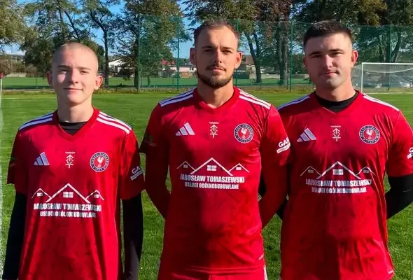 Pogoń Cieszków w nowych strojach meczowych. Debiut czerwonych koszulek