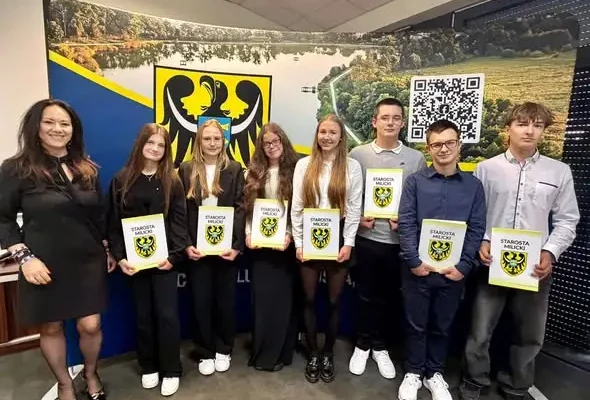 Ośmioro uczniów z Milicza odebrało stypendia starosty za naukę i sport