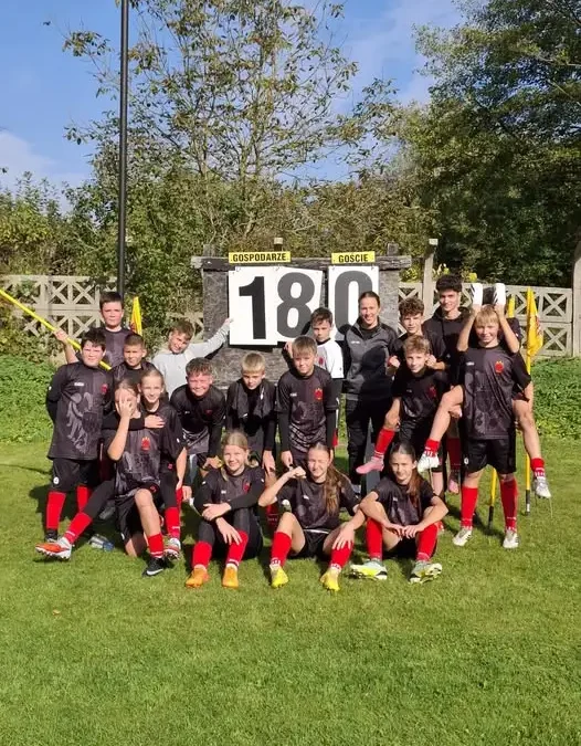 Młodzicy Płomienia Krośnice rozgromili Polonię III Trzebnica 18:0