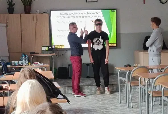 Warsztaty „Wejdź w moje buty” w Miliczu – młodzież uczyła się empatii