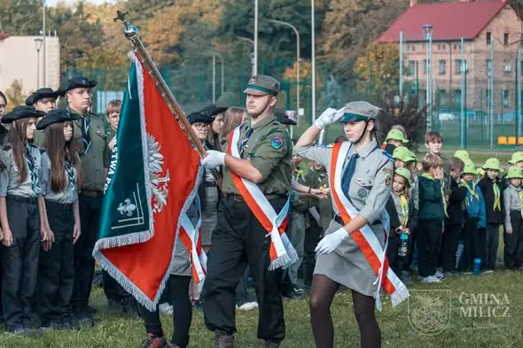 Hufiec ZHP Powiatu Milickiego otrzymał nowy sztandar – symbol wspólnoty i służby