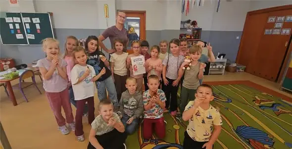 Fizjoterapeutka w roli bohaterki tygodnia w przedszkolu w Krośnicach
