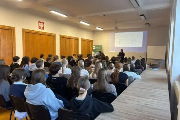 Miliccy policjanci uczą młodzież, jak bezpiecznie żyć w realnym i wirtualnym świecie