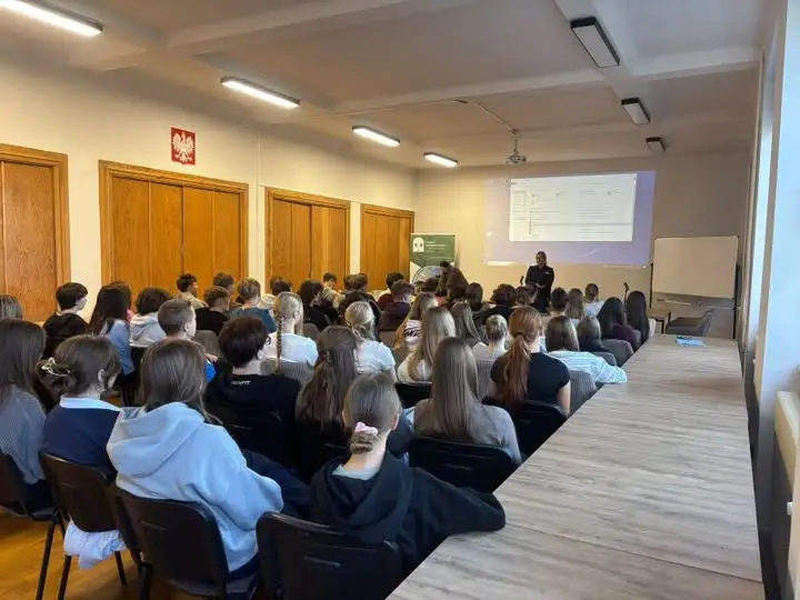 Miliccy policjanci uczą młodzież, jak bezpiecznie żyć w realnym i wirtualnym świecie